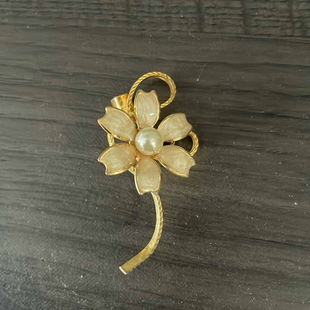 Flower shaped brooch with pearl detail